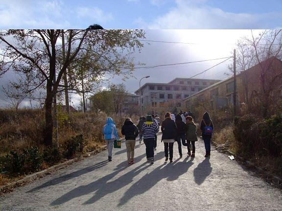 高处留影同窗情