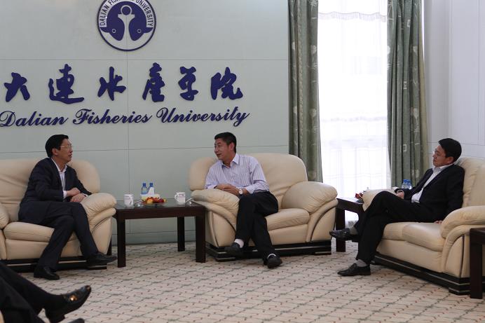 翁司长与刘局长、姚校长亲切会谈