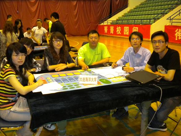 指导教师与学生一起做环境测试